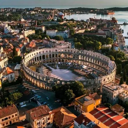 Inna Luxe With Free Parking * Pula