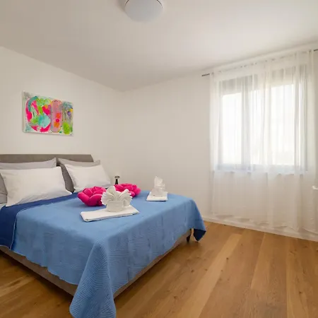 Inna Luxe With Free Parking Pula